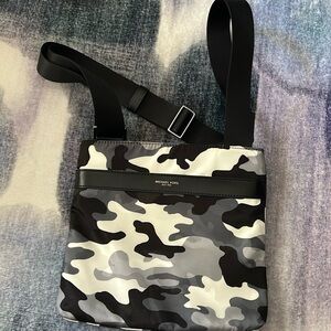 MICHAEL KORS CAMO Crossbody